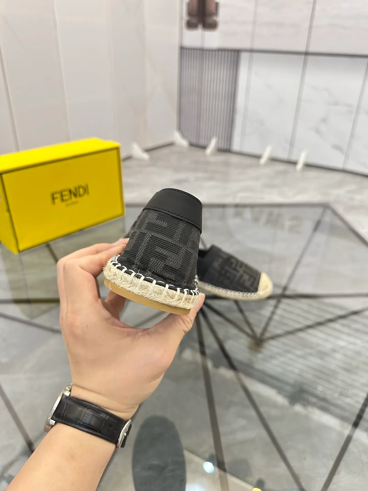 Selling men's shoes 💰: 💰P420¥ Product trademark: Fendi* "Fendi*" low-top fisherman's shoes Regular size: 38-44 (can be customized to 37.45) Product materials: upper imported cowhide stitched with original fabric, sheepskin lining, original outsole. Number: 1023
